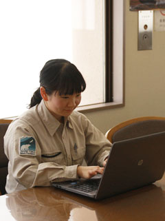 ウェブ担当の田中さん。ネット環境があればどこでも更新可能。